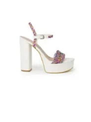 Weiße Riemchensandalen mit Plateausohle