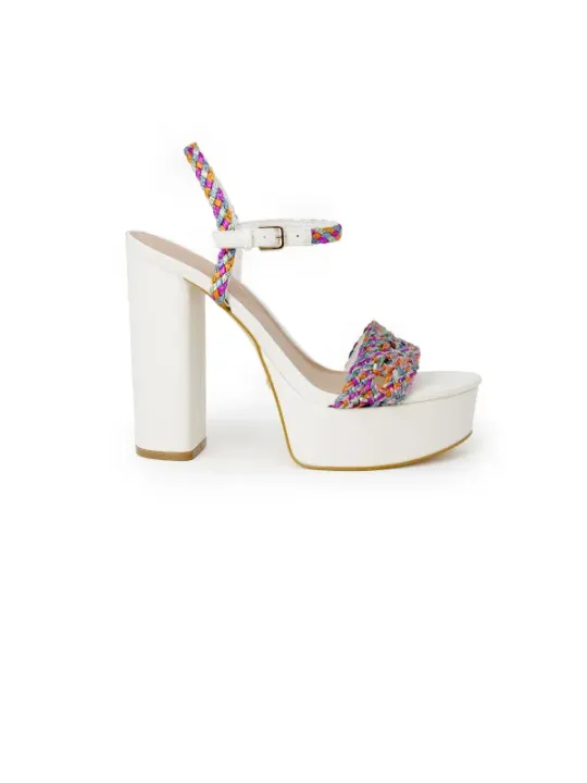 Weiße Riemchensandalen mit Plateausohle