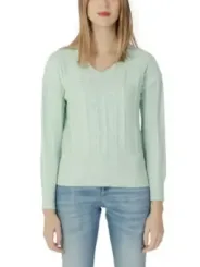 Grüner Strickpullover mit Jeans