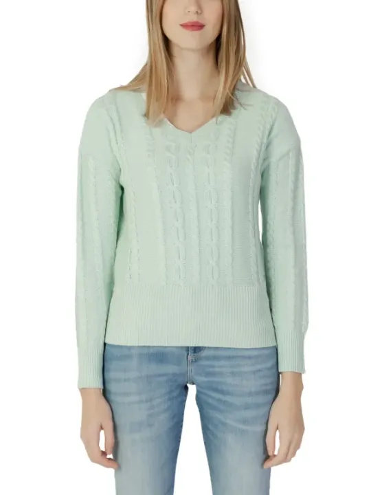 Grüner Strickpullover mit Jeans