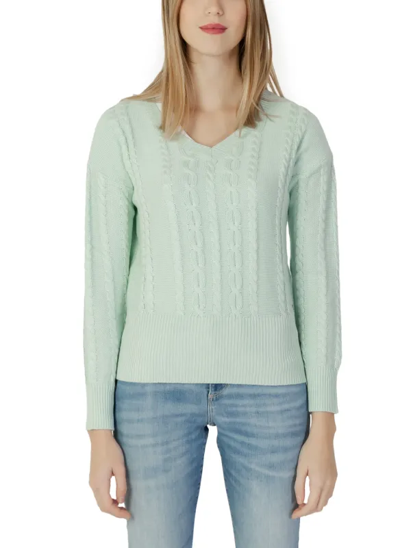 Grüner Strickpullover mit Jeans