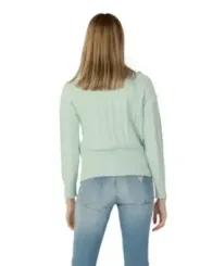 Helle Jeans und Strickpullover