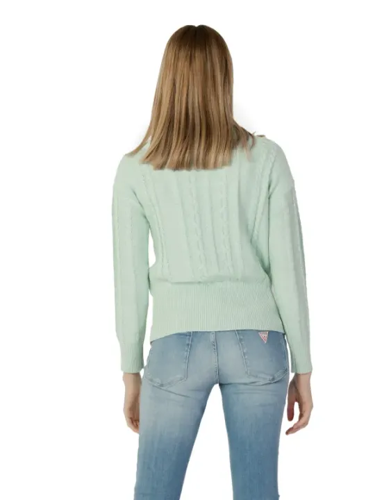 Helle Jeans und Strickpullover