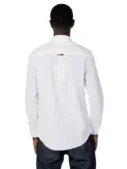 Mann trägt weißes Hemd und Jeans