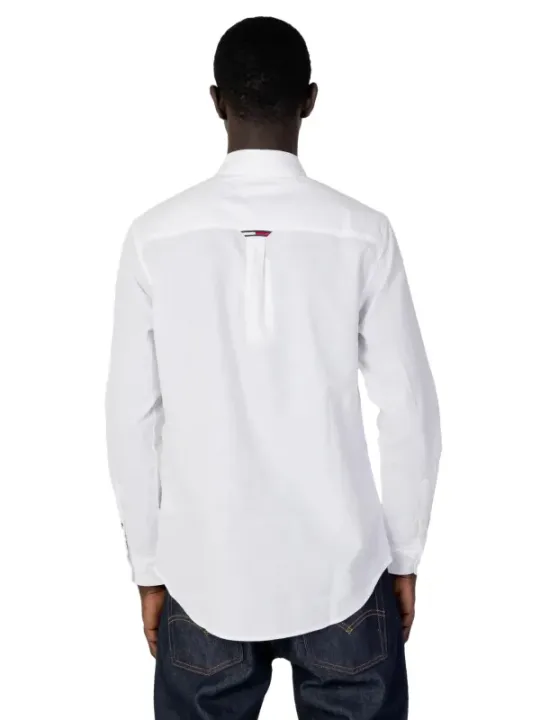 Mann trägt weißes Hemd und Jeans