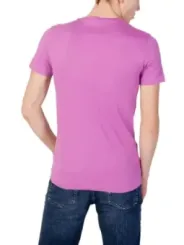 Rosa T-Shirt mit blauen Jeans
