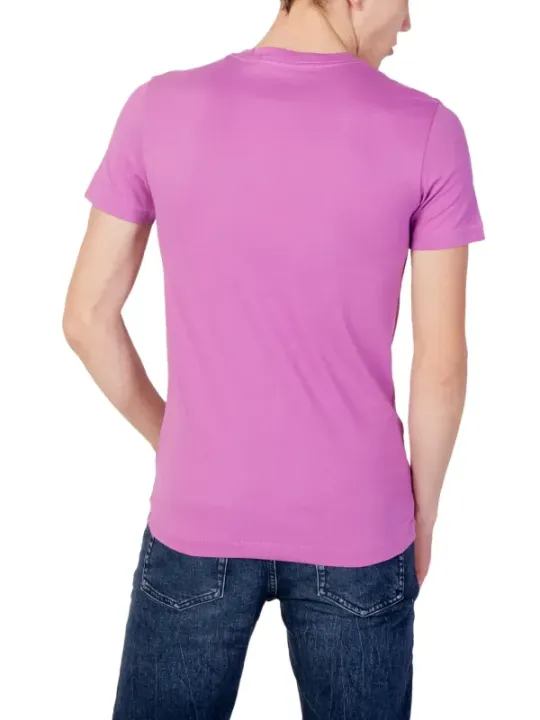 Rosa T-Shirt mit blauen Jeans