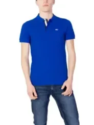 Blaues Polohemd mit Jeans