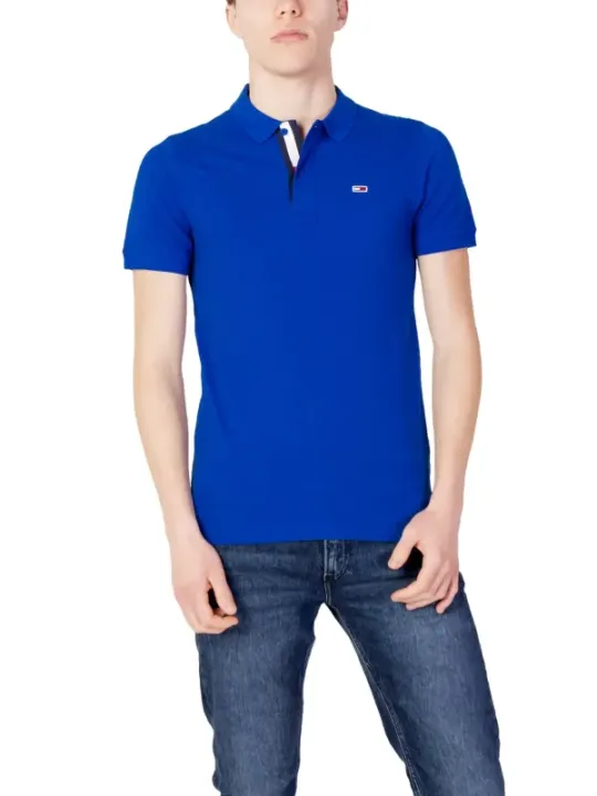 Blaues Polohemd mit Jeans