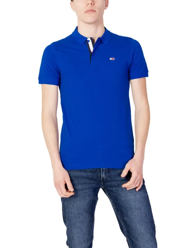 Blaues Polohemd mit Jeans