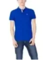 Blaues Polohemd mit Jeans