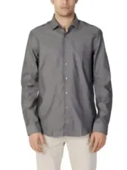 Mann trägt Calvin Klein Hemd