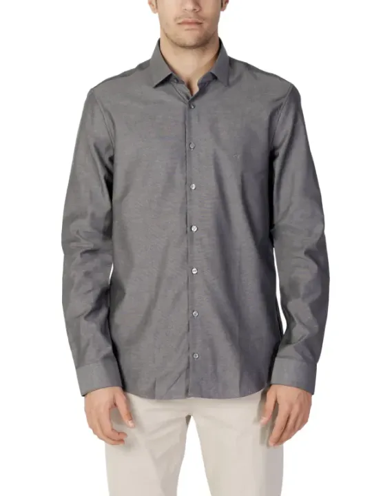 Mann trägt Calvin Klein Hemd