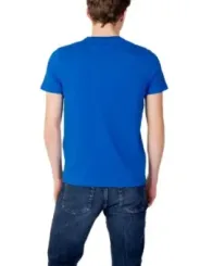 Mann trägt blaues Polohemd und Jeans