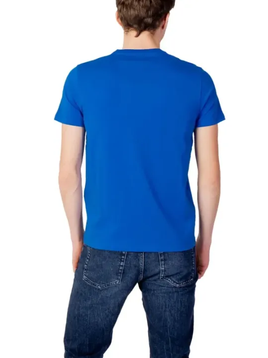 Mann trägt blaues Polohemd und Jeans