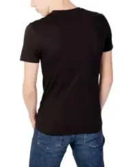 Mann trägt Calvin Klein Jeans.