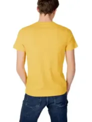 Gelbes T-Shirt, blaue Jeans, Mann