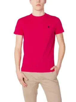 Mann trägt rotes Polo Assn. T-Shirt
