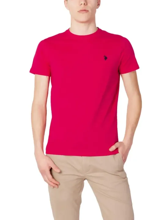 Mann trägt rotes Polo Assn. T-Shirt