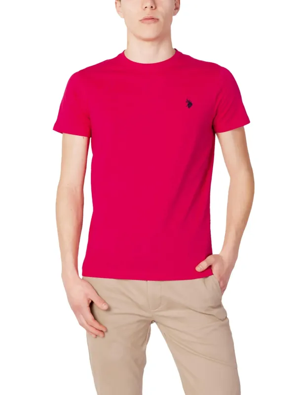 Mann trägt rotes Polo Assn. T-Shirt