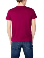 Mann trägt marineblaues und bordeauxrotes Hemd