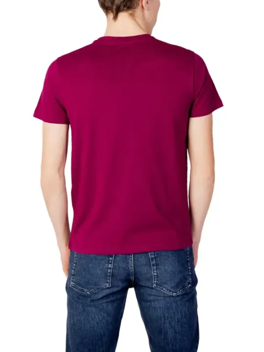 Mann trägt marineblaues und bordeauxrotes Hemd