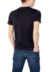 Mann trägt schwarzes Hemd Jeans