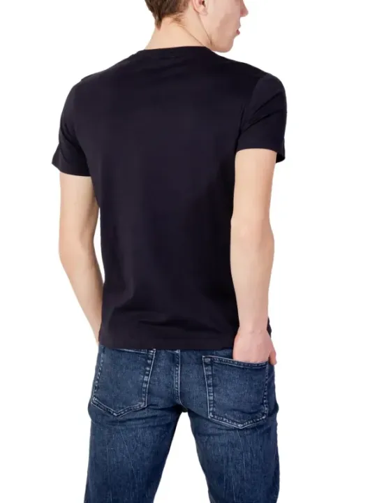 Mann trägt schwarzes Hemd Jeans