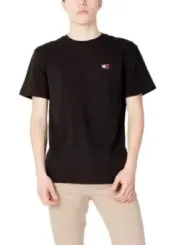 Mann trägt Tommy Hilfiger Jeans