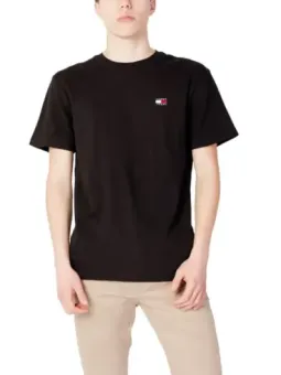 Mann trägt Tommy Hilfiger Jeans