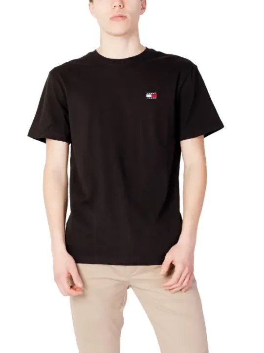 Mann trägt Tommy Hilfiger Jeans