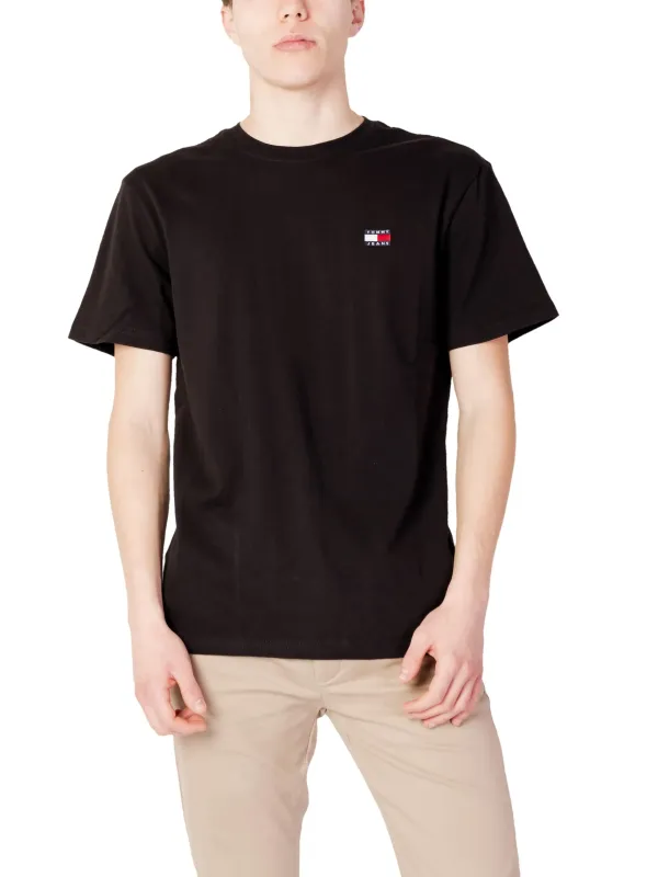 Mann trägt Tommy Hilfiger Jeans