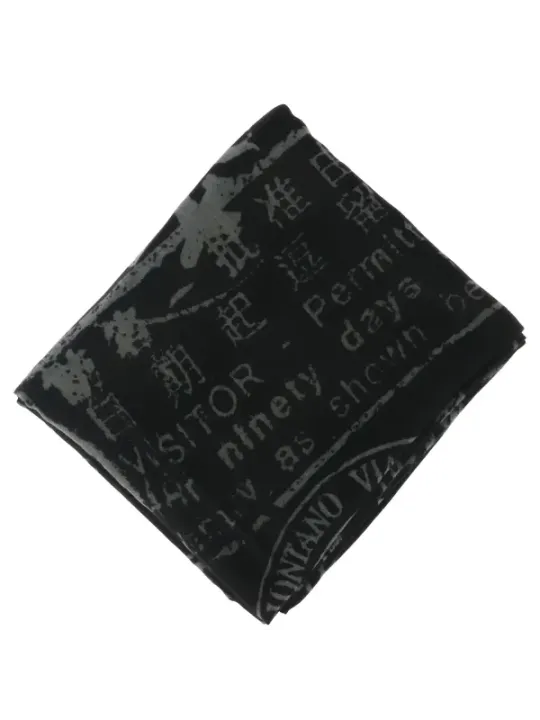 Schwarzer Schal mit Schriftzug-Design