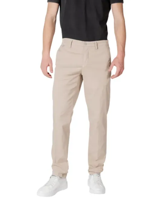 Beige Chinos für Männer tragen