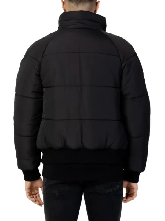 Schwarze gesteppte Pufferjacke schlanker Mann