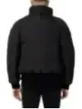 Schwarze gesteppte Pufferjacke schlanker Mann