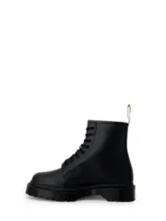 Schwarze Lederstiefel mit grober Sohle