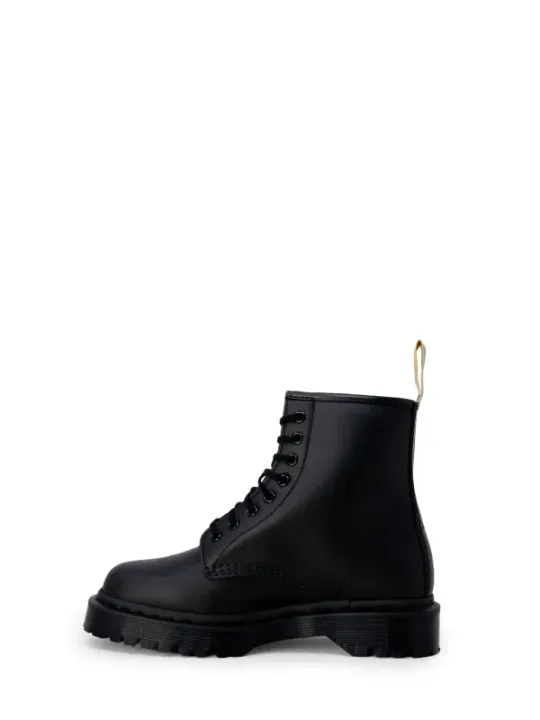 Schwarze Lederstiefel mit grober Sohle