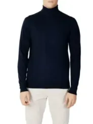 Marineblauer Rollkragenpullover mit weißen Hosen
