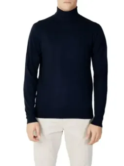 Marineblauer Rollkragenpullover mit weißen Hosen