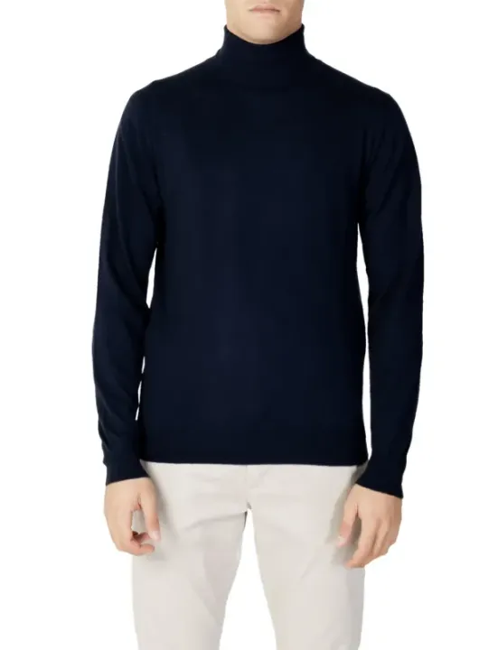 Marineblauer Rollkragenpullover mit weißen Hosen