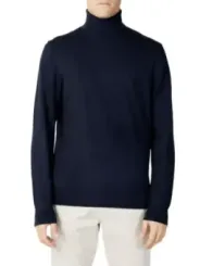 Mann trägt blauen Rollkragenpullover Diktat