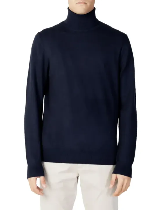 Mann trägt blauen Rollkragenpullover Diktat