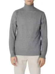 Grauer Rollkragen mit Beigehose