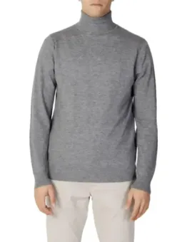 Grauer Rollkragen mit Beigehose