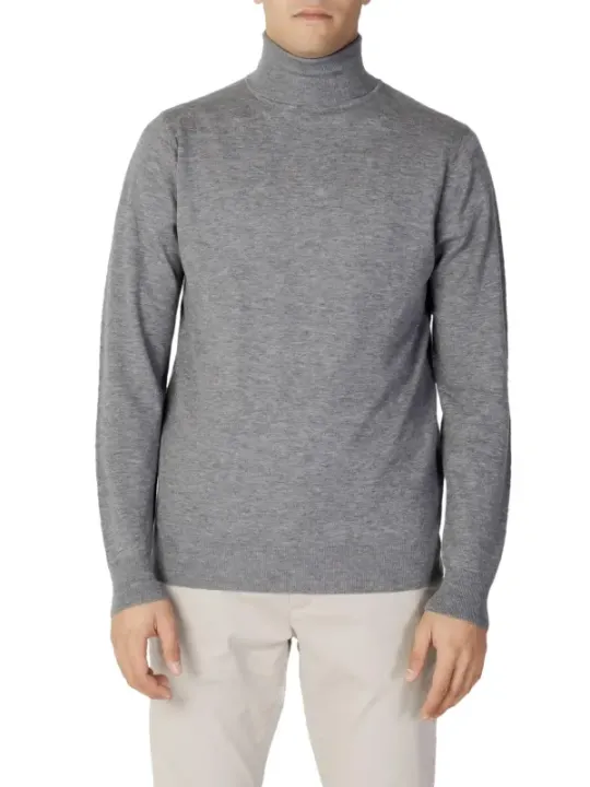 Grauer Rollkragen mit Beigehose