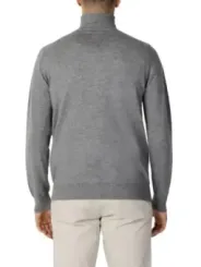 Grauer Wollpullover mit Rollkragen