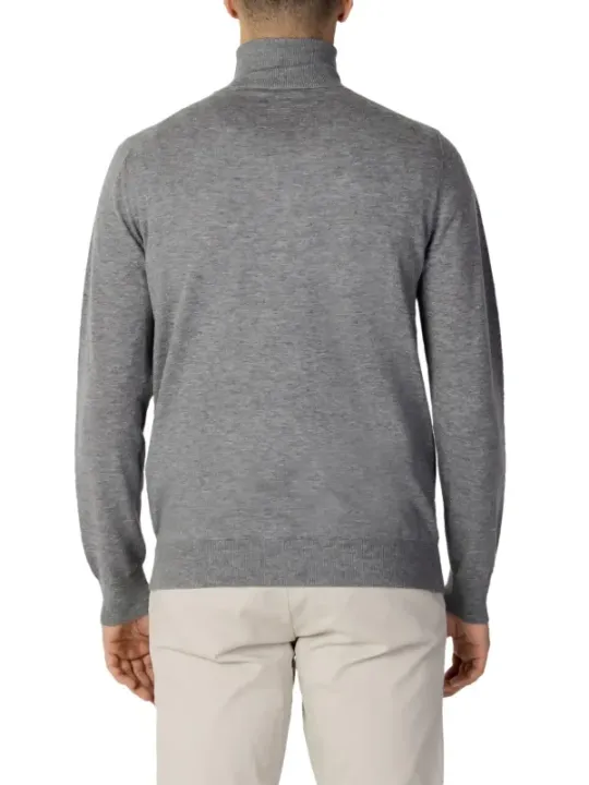 Grauer Wollpullover mit Rollkragen