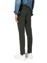 Person trägt Borghese Hosen