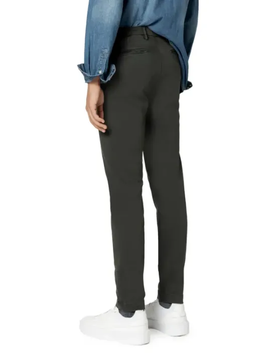 Person trägt Borghese Hosen